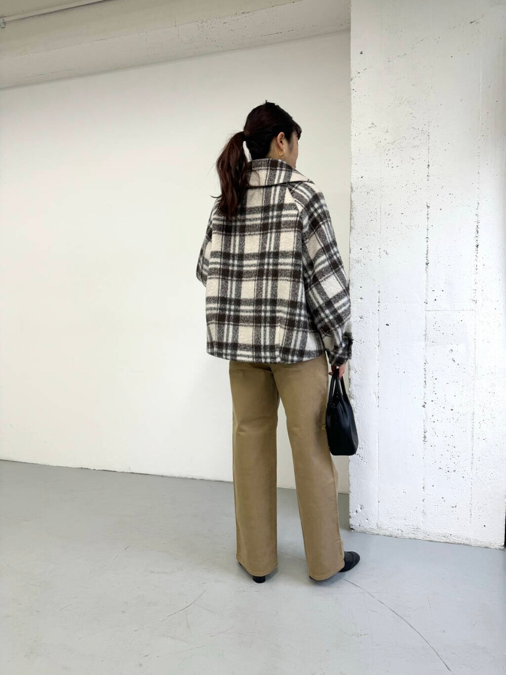 ベージュ系のその他アウター、ベージュ系のその他パンツを着用したレディースの秋コーディネートの2枚目の写真