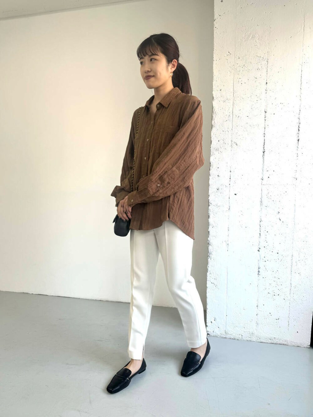 ブラック系のローファー、ホワイト系のその他パンツ、ブラウン系のシャツ/ブラウスを着用したレディースの夏コーディネートの2枚目の写真