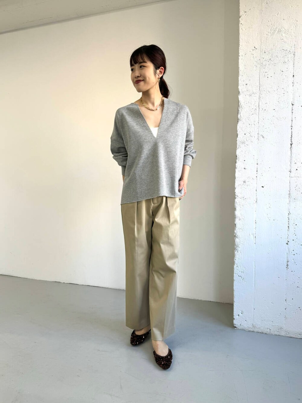 ブラウン系のその他シューズ、グレー系のTシャツ/カットソー、ベージュ系のチノパンツを着用したレディースの秋コーディネートの2枚目の写真