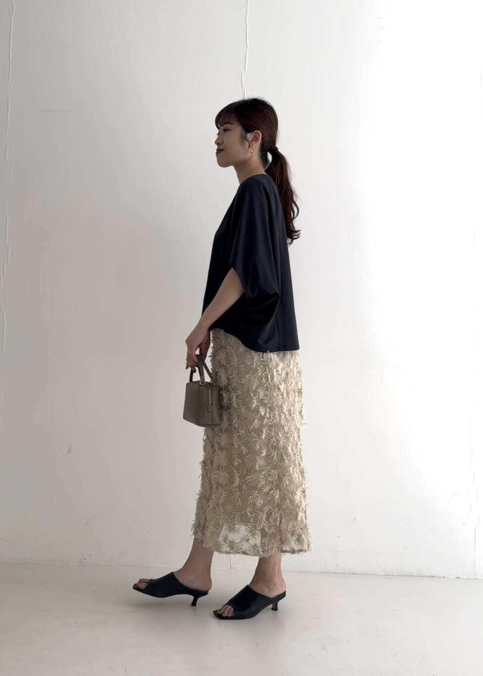 ブルー系のTシャツ/カットソー、ベージュ系のスカートを着用したレディースの夏コーディネートの2枚目の写真