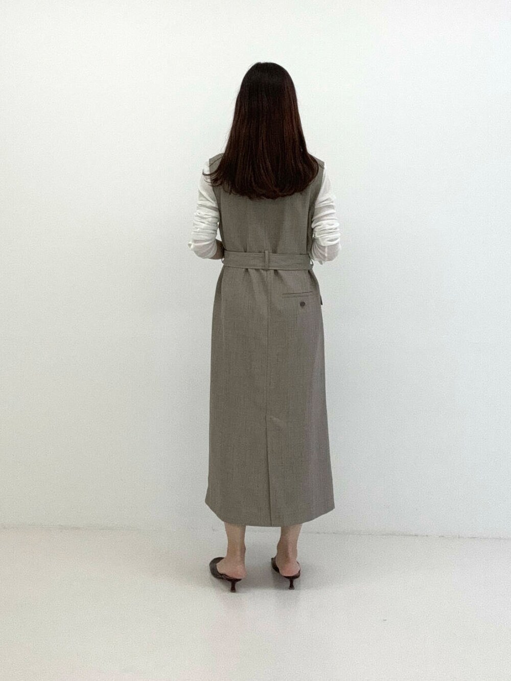 ブラウン系のワンピース、ホワイト系のTシャツ/カットソーを着用したレディースの春コーディネートの4枚目の写真