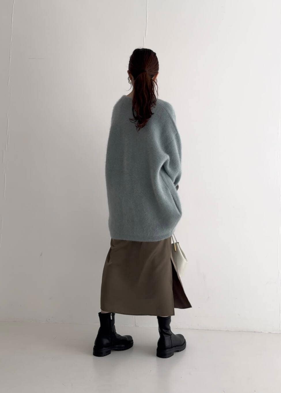 ブラウン系のワンピース、ホワイト系のトートバッグ、ブルー系のカーディガン/ボレロを着用したレディースの夏コーディネートの5枚目の写真