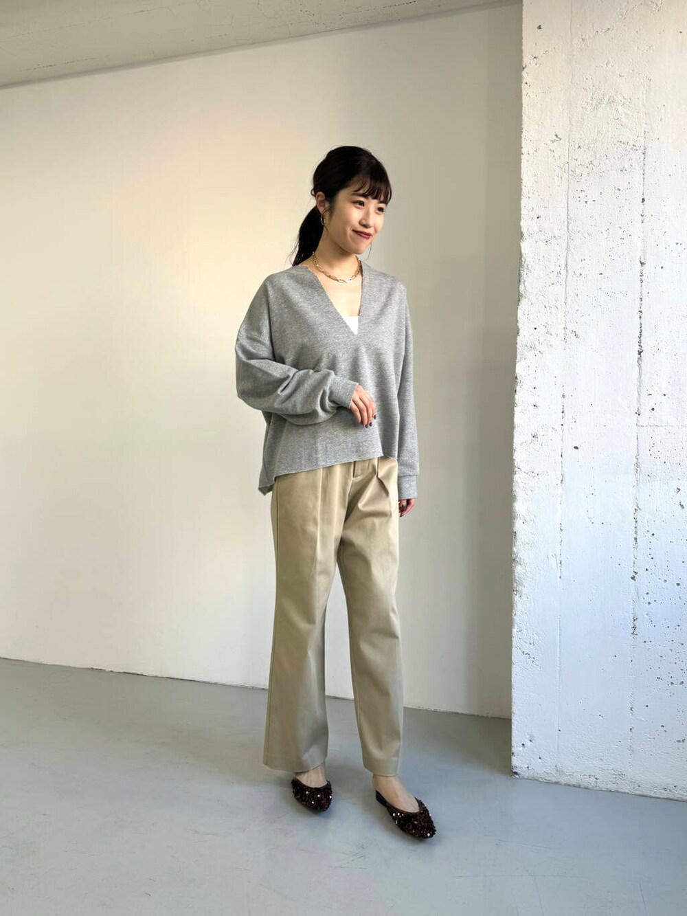 ブラウン系のその他シューズ、グレー系のTシャツ/カットソー、ベージュ系のチノパンツを着用したレディースの秋コーディネートの4枚目の写真