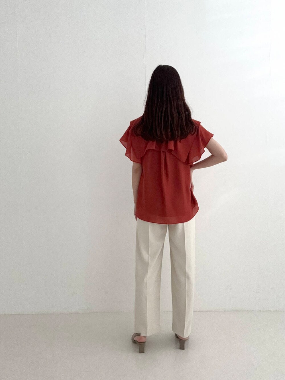 ホワイト系のその他パンツ、レッド系のシャツ/ブラウスを着用したレディースの春コーディネートの4枚目の写真