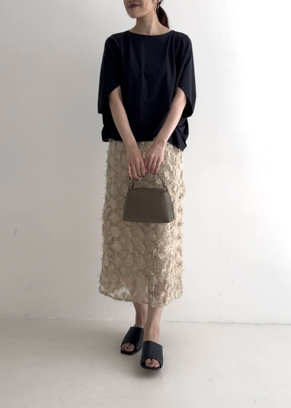 ブルー系のTシャツ/カットソー、ベージュ系のスカートを着用したレディースの夏コーディネートの4枚目の写真