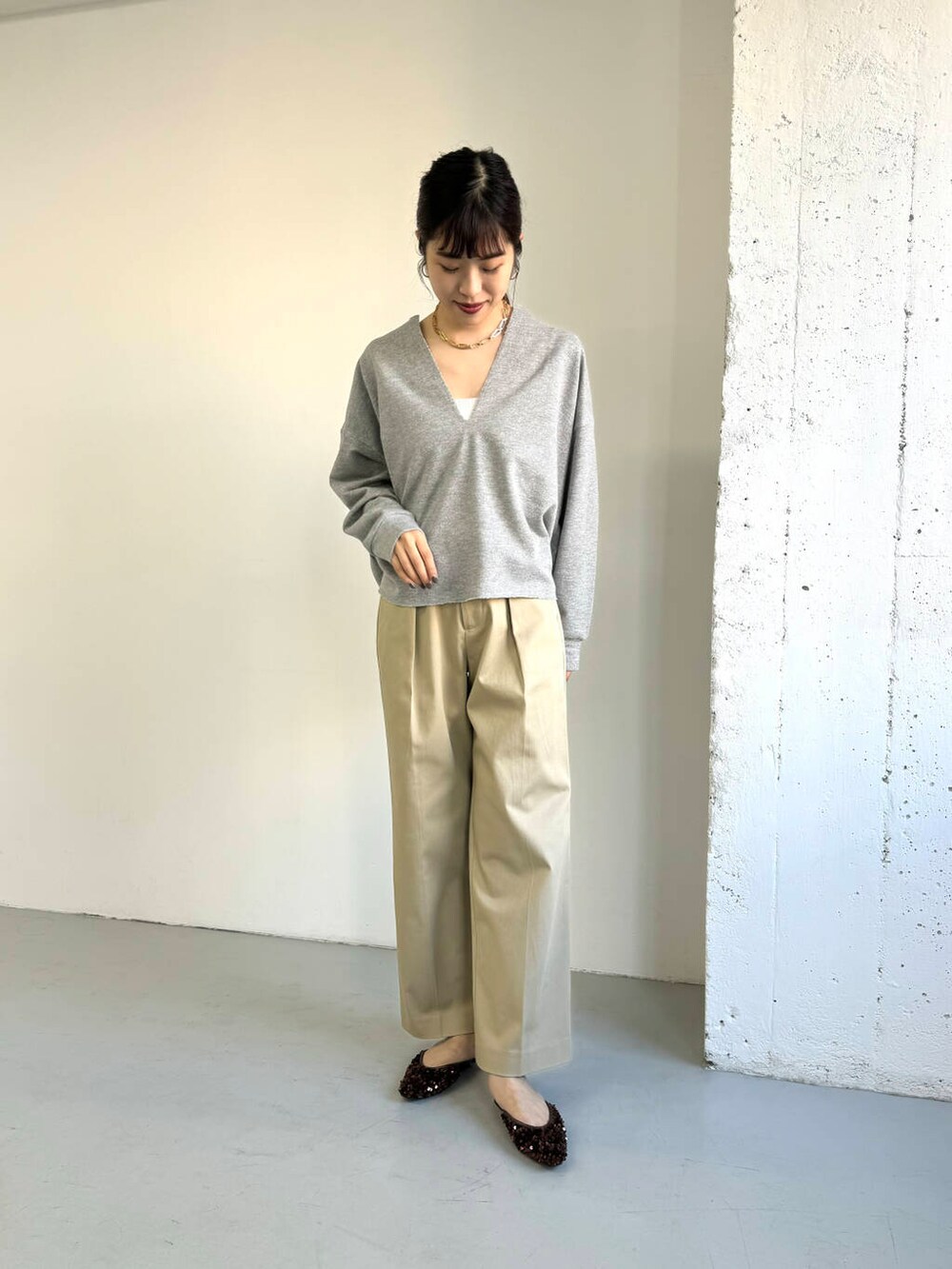 ブラウン系のその他シューズ、グレー系のTシャツ/カットソー、ベージュ系のチノパンツを着用したレディースの秋コーディネートの3枚目の写真