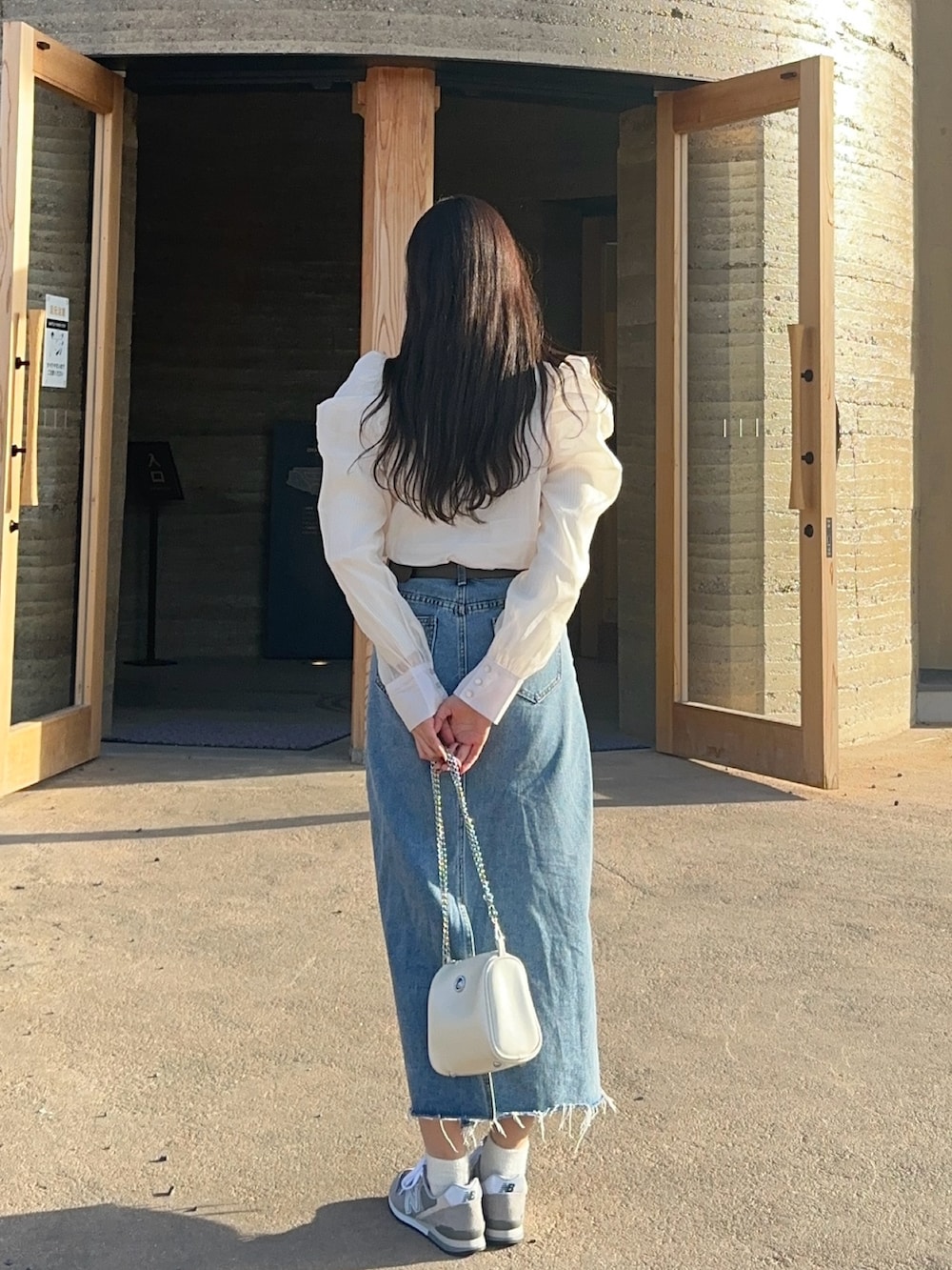 ホワイト系のシャツ/ブラウス、ホワイト系のショルダーバッグ、グレー系のスニーカーを着用したレディースの冬コーディネートの4枚目の写真