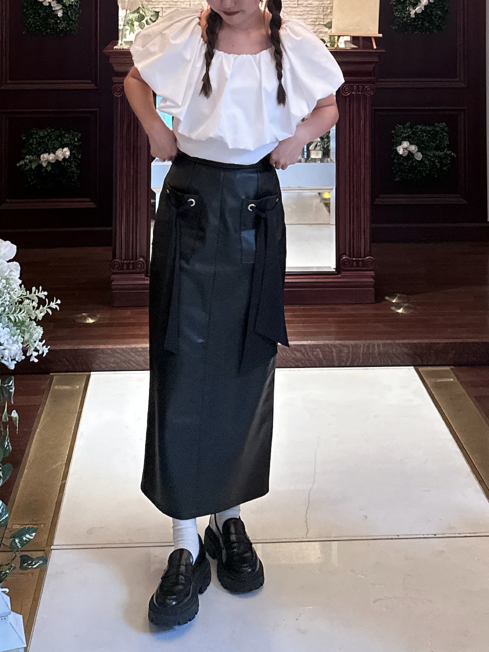 「WEARyouthコーデ、ランチコーデ、ブラウスコーデ、モノトーンコーデ、ロングスカート、レザースカート、ローファー×靴下、夏コーデ、カジュアルコーデ、カジュアルガーリー、ガーリーコーデ、モードスタイル、モードカジュアル」｜「GRLのアイテム（シャツ/ブラウス、ホワイト系）」を使った、ゆうりさん（レディース・163cm）の夏コーディネートの2枚目の写真