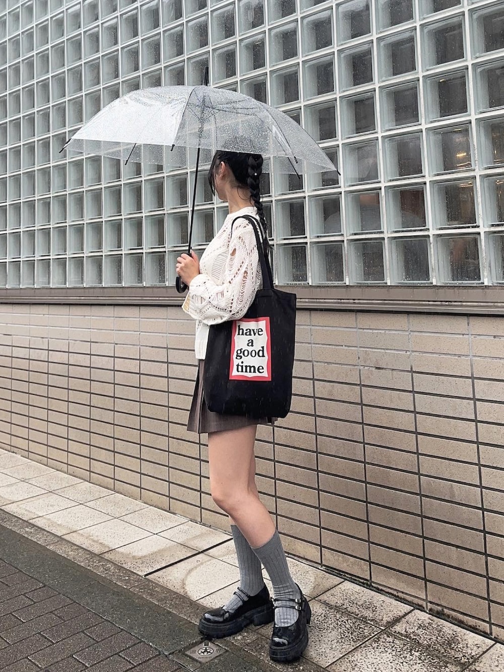 「お出かけコーデ、秋服、秋コーデ、白ニット、メッシュニット、秋先取りコーデ、プリーツスカート、韓国ファッション、韓国コーデ、ニットコーデ」｜「oioiのアイテム（スカート、ブラウン系）」を使った、ゆうりさん（レディース・163cm）の秋コーディネートの3枚目の写真