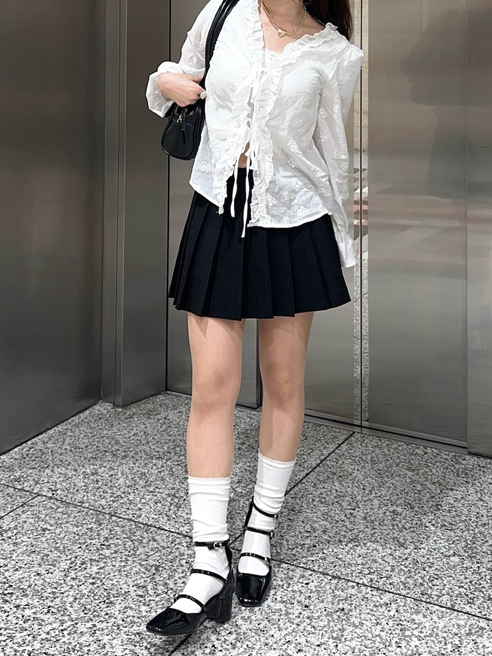 ホワイト系のシャツ/ブラウス、その他のスカート、ブラック系のパンプスを着用したレディースの夏コーディネートの3枚目の写真