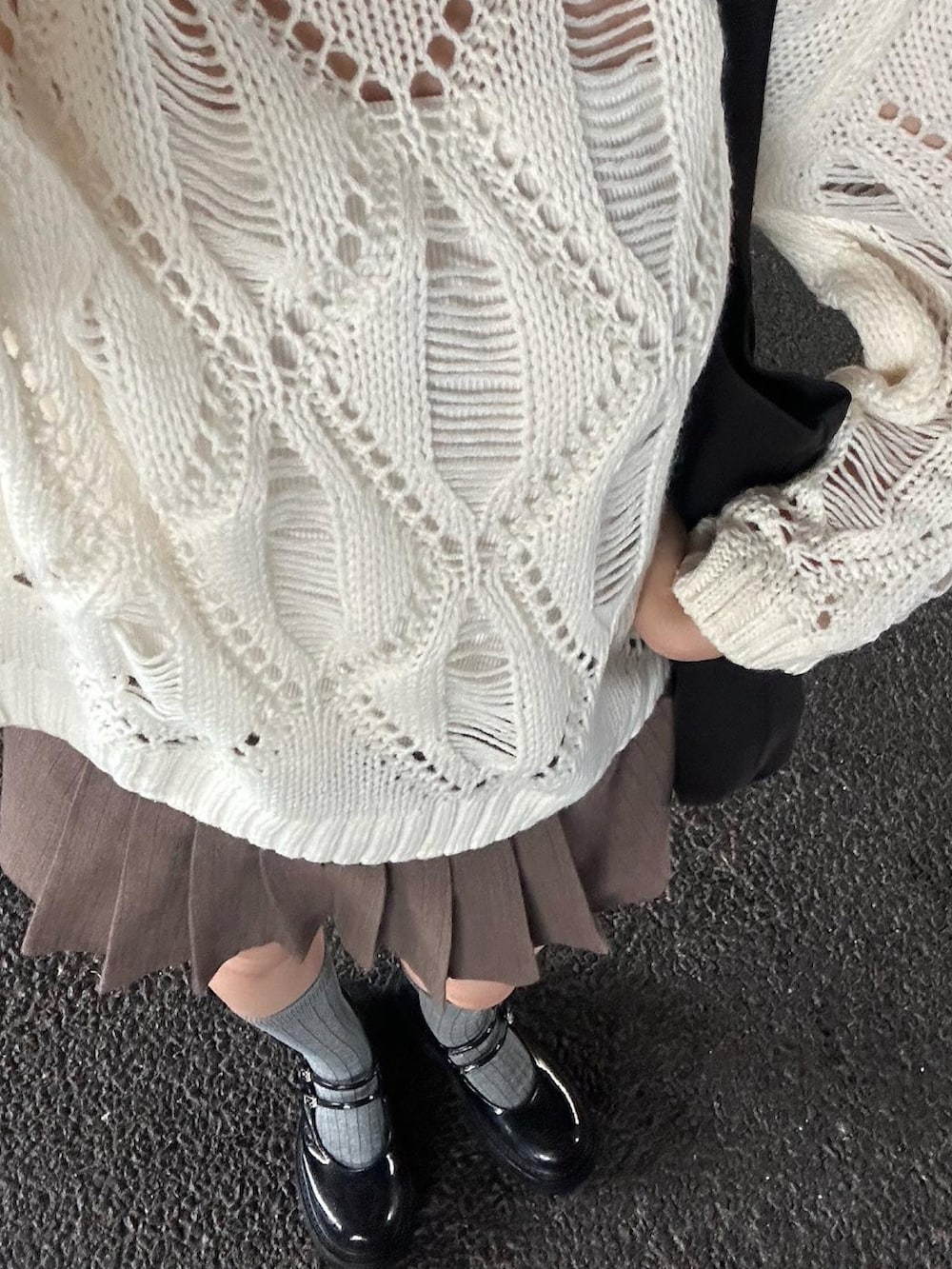 「お出かけコーデ、秋服、秋コーデ、白ニット、メッシュニット、秋先取りコーデ、プリーツスカート、韓国ファッション、韓国コーデ、ニットコーデ」｜「oioiのアイテム（スカート、ブラウン系）」を使った、ゆうりさん（レディース・163cm）の秋コーディネートの4枚目の写真