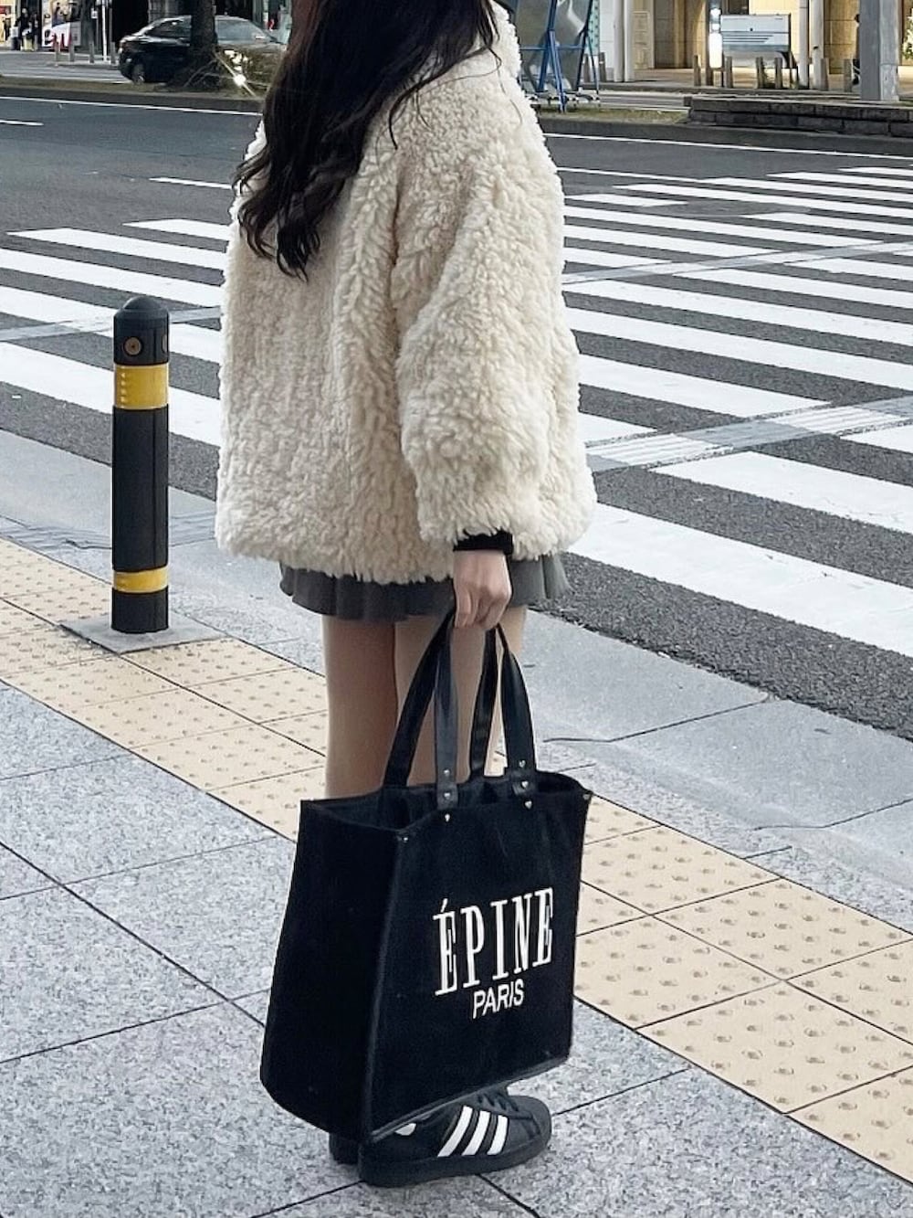 「新星WEARISTAにエントリー、WEARyouthコーデ、もこもこ、モコモコアウター、ファーコート、スニーカー女子、スニーカーコーデ、epine、白ソックス、グレースカート、プリーツスカート、ディズニーコーデ、カジュアルガーリー、ガーリーコーデ、ガーリー」｜「epineのアイテム（その他アウター、ベージュ系）」を使った、ゆうりさん（レディース・163cm）の冬コーディネートの2枚目の写真