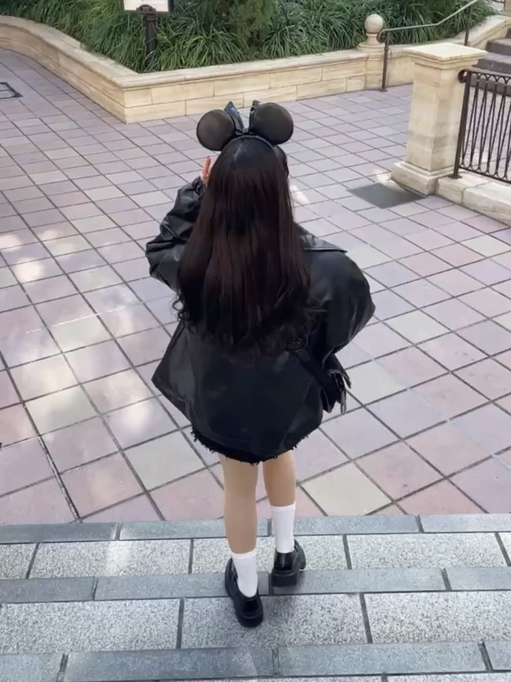 「ファッションを楽しもう、WEARyouthコーデ、休日スタイル、カジュアルコーデ、カジュアルガーリー、ガーリーコーデ、レザージャケット、レザーコーデ、ブラックコーデ、ローファー、ディズニーコーデ、ミニスカート、韓国ファッション、カフェ、骨格ウェーブ」｜「NUGUのアイテム（ブルゾン、ブラック系）」を使った、ゆうりさん（レディース・163cm）の秋コーディネートの3枚目の写真
