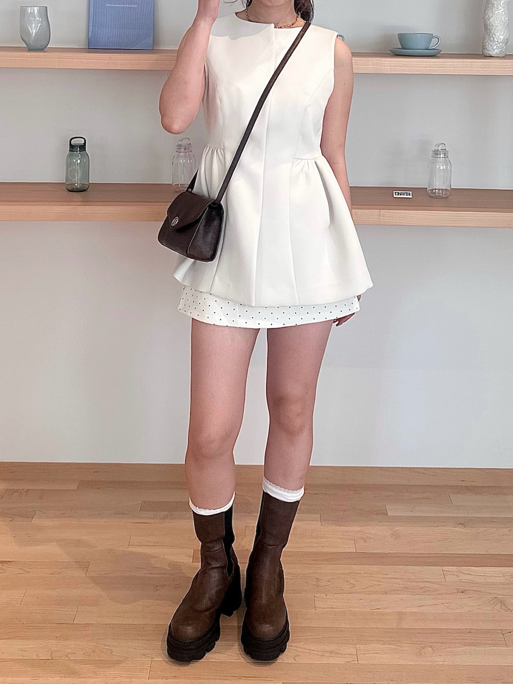 ホワイト系のスカート、ホワイト系のその他トップス、ブラウン系のショルダーバッグを着用したレディースの夏コーディネートの2枚目の写真