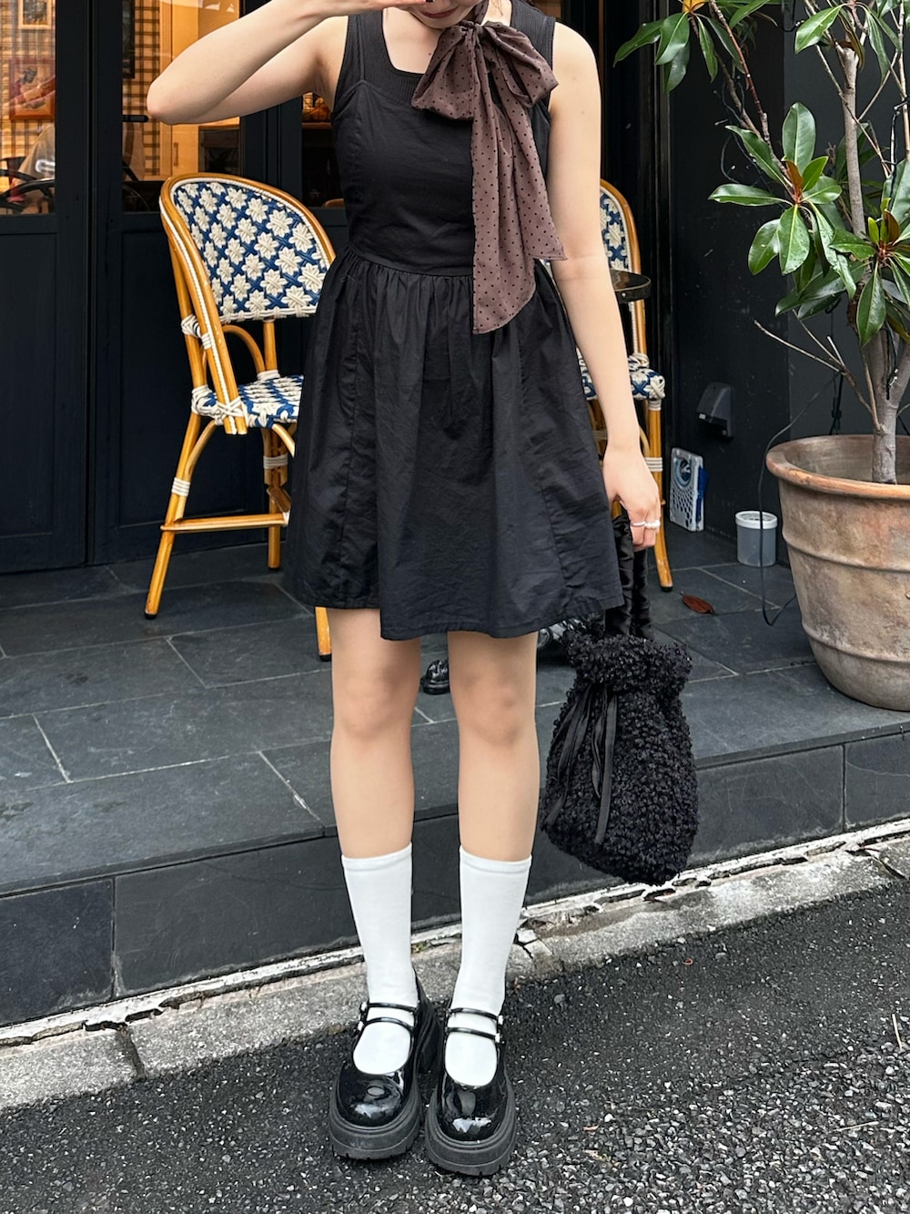 「WEARyouthコーデ、モノトーンコーデ、カジュアルガーリー、ガーリーコーデ、モノトーンガーリー、キャミワンピ、キャミワンピース、モード」｜「MIRO AMURETTEのアイテム（ハンドバッグ、ブラック系）」を使った、ゆうりさん（レディース・163cm）の夏コーディネートの3枚目の写真