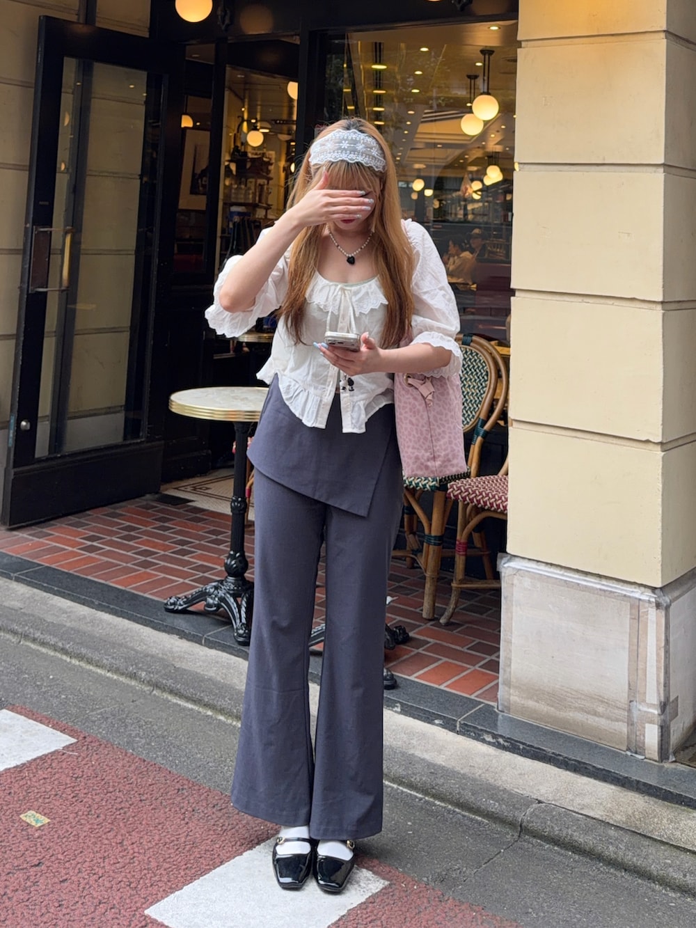 ホワイト系のシャツ/ブラウス、ピンク系のボストンバッグ、グレー系のスラックスを着用したレディースの夏コーディネートの2枚目の写真