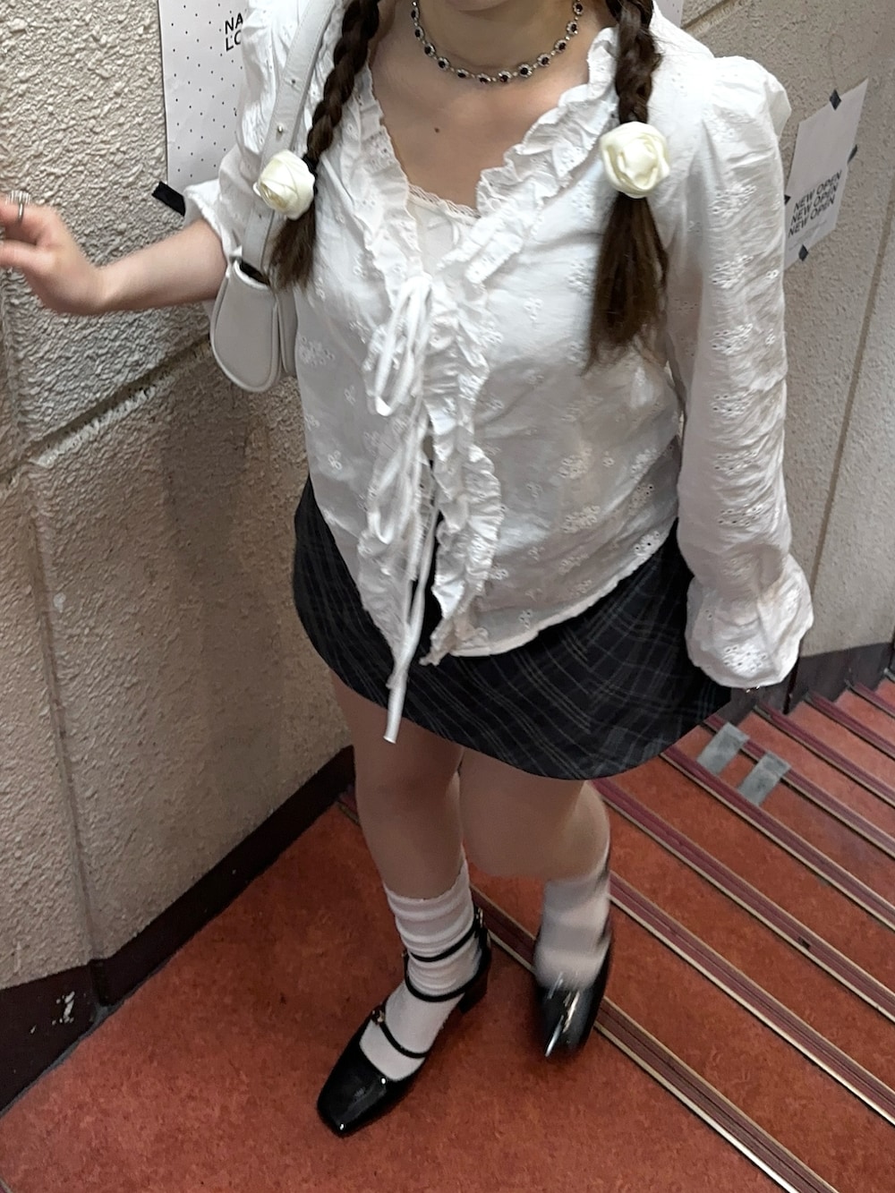 「レイヤードスタイル、カジュアルガーリー、ガーリーコーデ、韓国ファッション、韓国ガーリー、チェックスカート、ブラウスコーデ、ブラウス×スカート、夏コーデ、シンプルコーデ、パンプス×靴下、パンプスコーデ」｜「yuriのアイテム（シャツ/ブラウス、ホワイト系）」を使った、ゆうりさん（レディース・163cm）の夏コーディネートの2枚目の写真