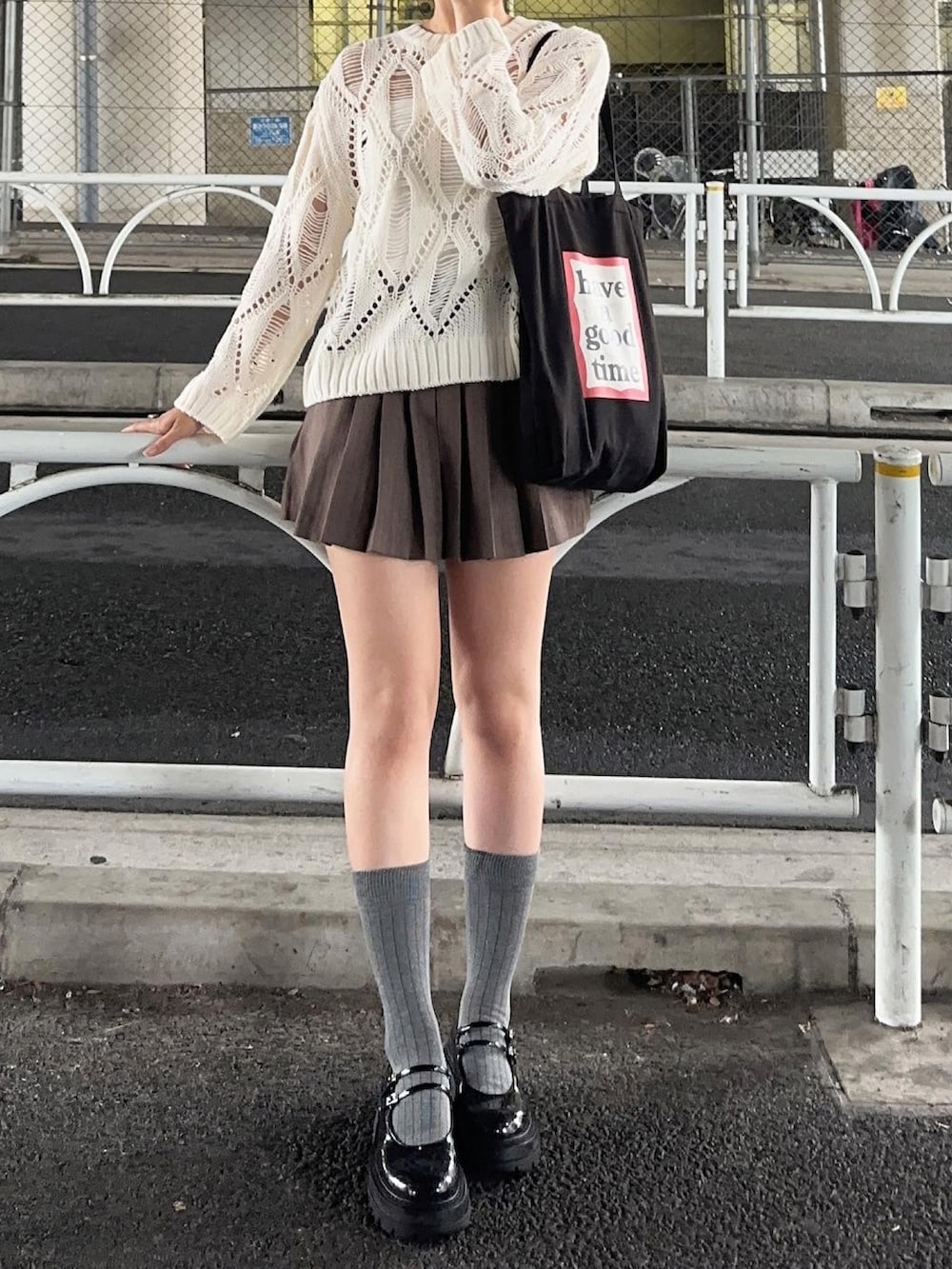 「お出かけコーデ、秋服、秋コーデ、白ニット、メッシュニット、秋先取りコーデ、プリーツスカート、韓国ファッション、韓国コーデ、ニットコーデ」｜「oioiのアイテム（スカート、ブラウン系）」を使った、ゆうりさん（レディース・163cm）の秋コーディネートの2枚目の写真