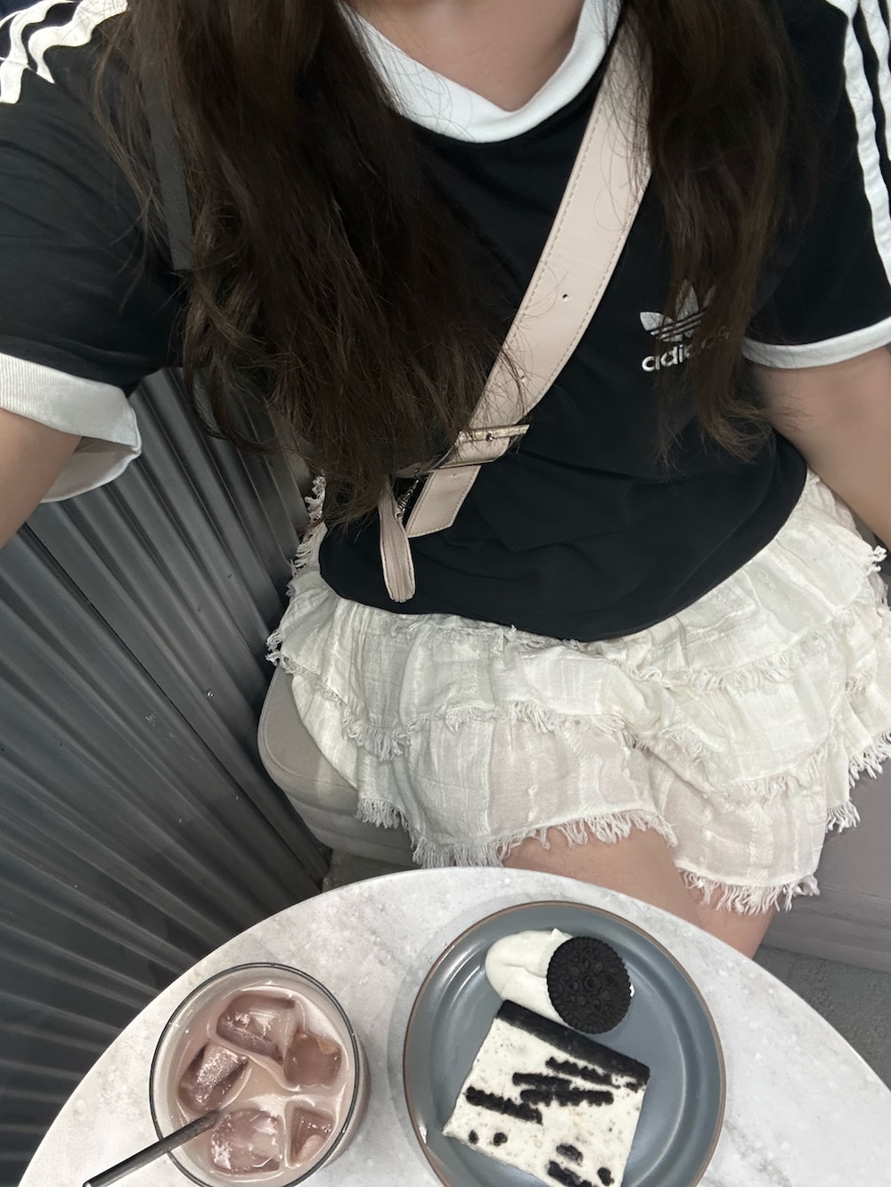 「ロゴT、韓国ファッション、ブロケットコア、アディダス、adidasTシャツ、モノトーンコーデ、カジュアルコーデ、カジュアルガーリー、ガーリーコーデ、ローファー×靴下、WEARyouthコーデ、カフェコーデ、白スカート」｜「H&Mのアイテム（スカート、ホワイト系）」を使った、ゆうりさん（レディース・163cm）の夏コーディネートの4枚目の写真