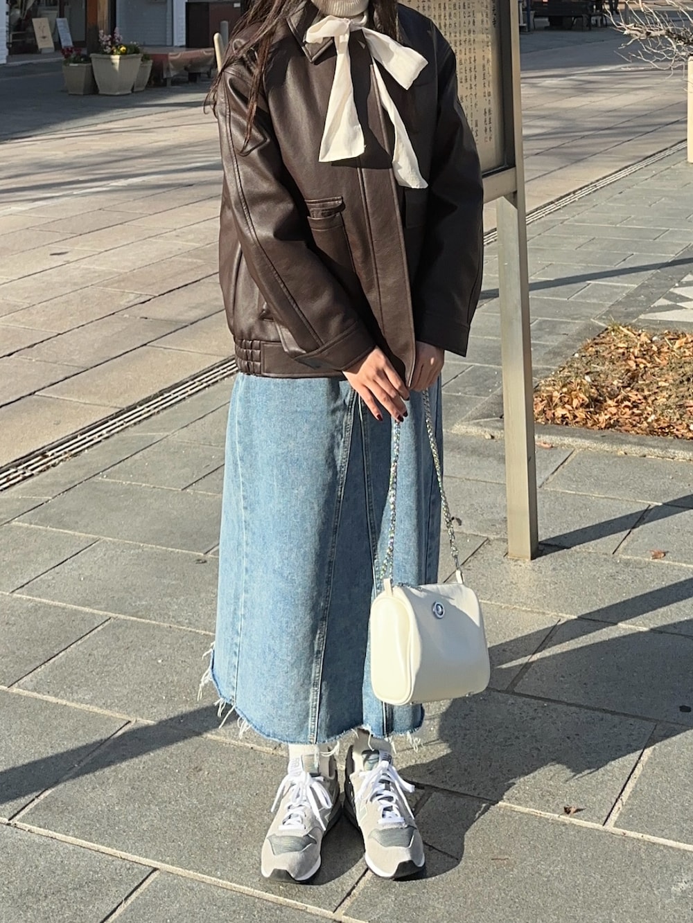 ホワイト系のシャツ/ブラウス、ホワイト系のショルダーバッグ、グレー系のスニーカーを着用したレディースの冬コーディネートの2枚目の写真