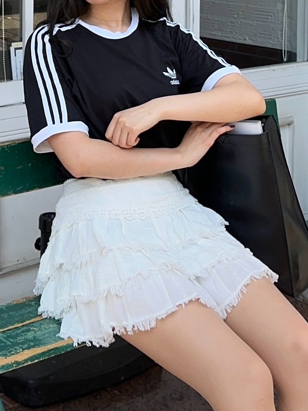 「さらっと晴れやかスナップ、夏コーデ、休日スタイル、トレンド、adidasコーデ、アディダス、モノトーンコーデ、カジュアルコーデ、カジュアルガーリー、ティーシャツ、スポーツミックス、甘辛mix、参戦服」｜「adidasのアディカラー クラシックス スリーストライプス Tシャツ / アディダスオリジナルス adidas Originals / アディダスオリジナルス adidas Originals（Tシャツ/カットソー、ブラック系）」を使った、ゆうりさん（レディース・163cm）の夏コーディネートの3枚目の写真