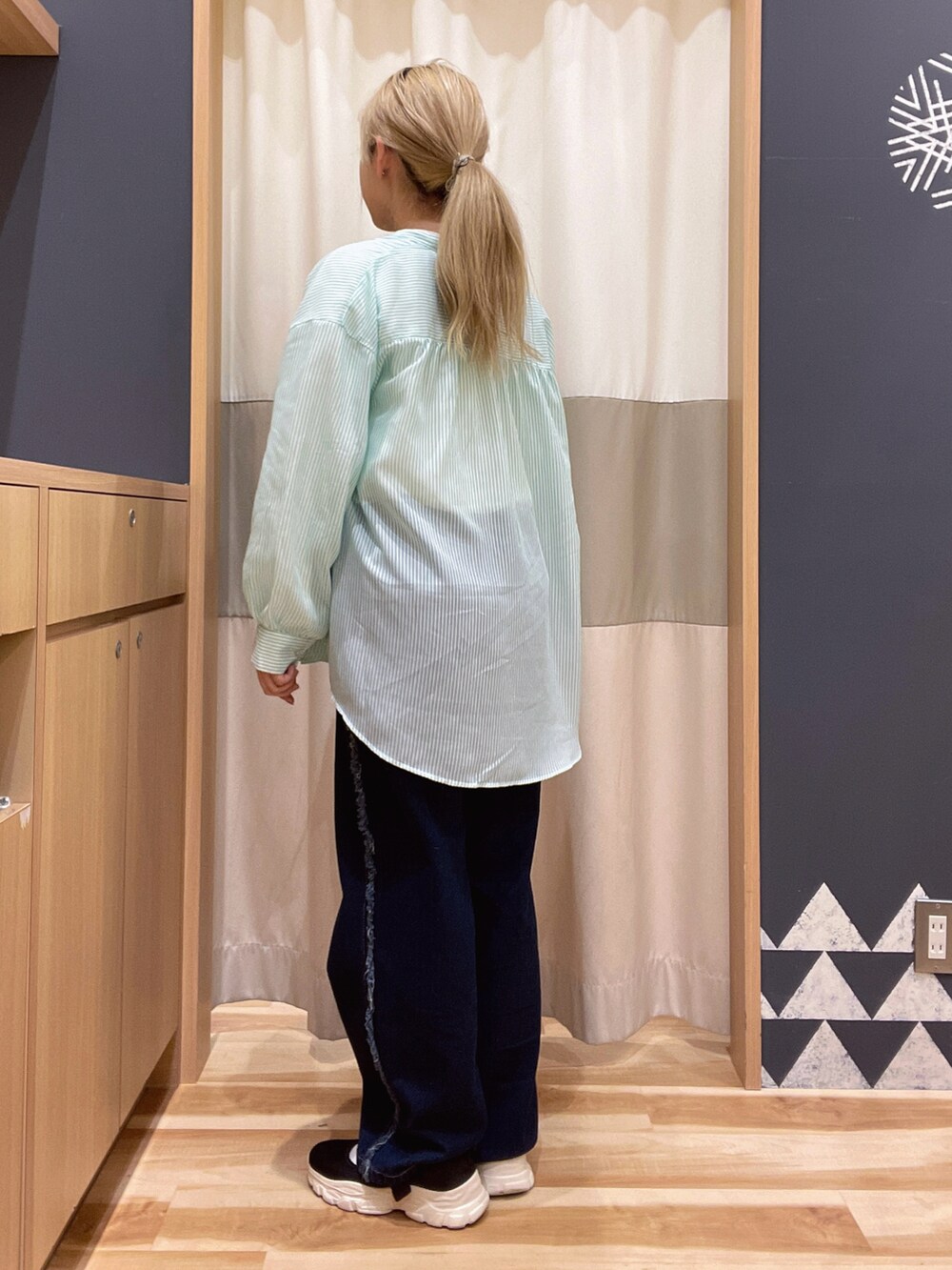 ブルー系のデニムパンツ、ホワイト系のTシャツ/カットソー、グリーン系のシャツ/ブラウスを着用したレディースの春コーディネートの2枚目の写真