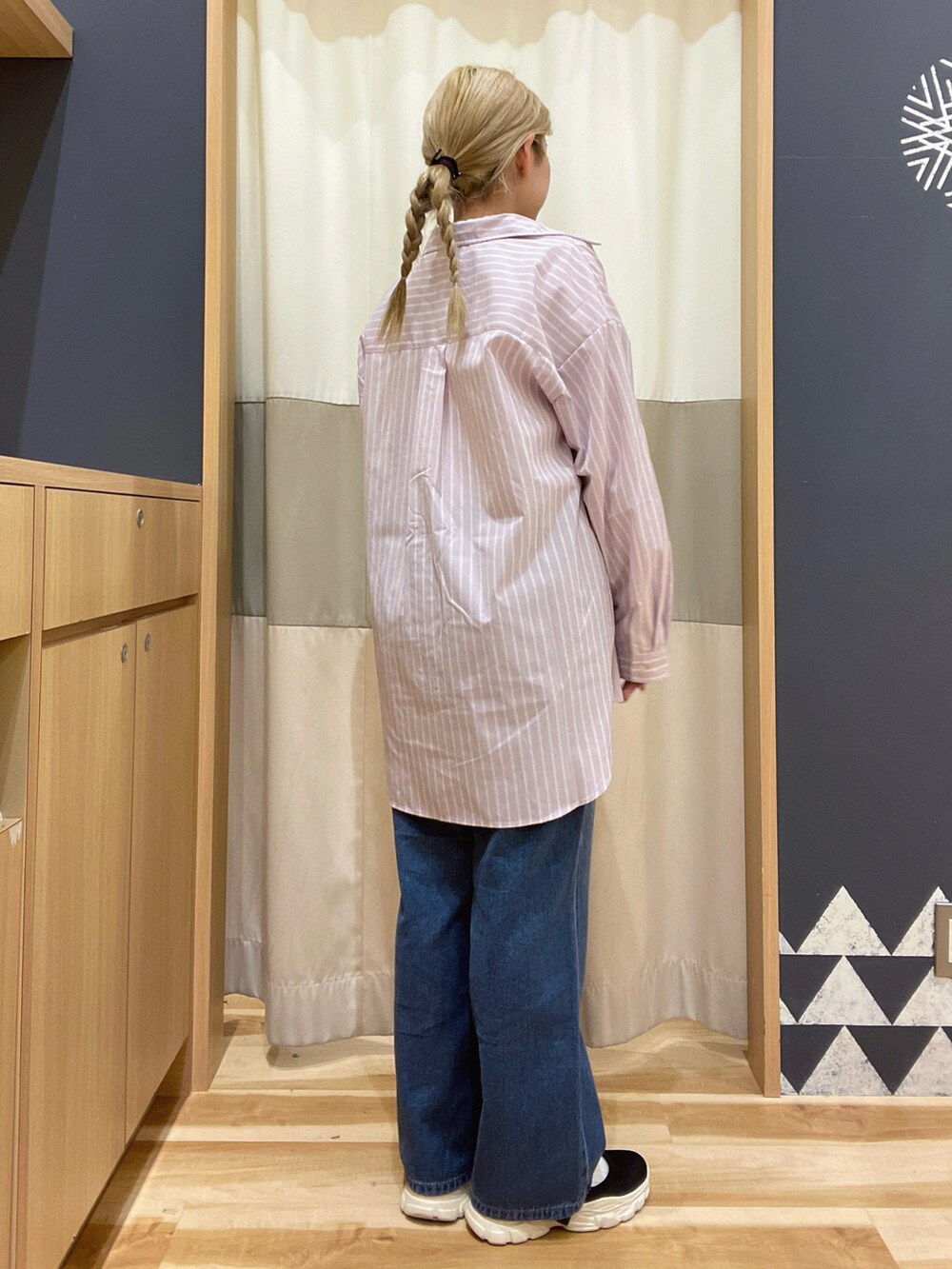 ブルー系のその他パンツ、ピンク系のシャツ/ブラウス、ホワイト系のニット/セーターを着用したレディースの春コーディネートの4枚目の写真