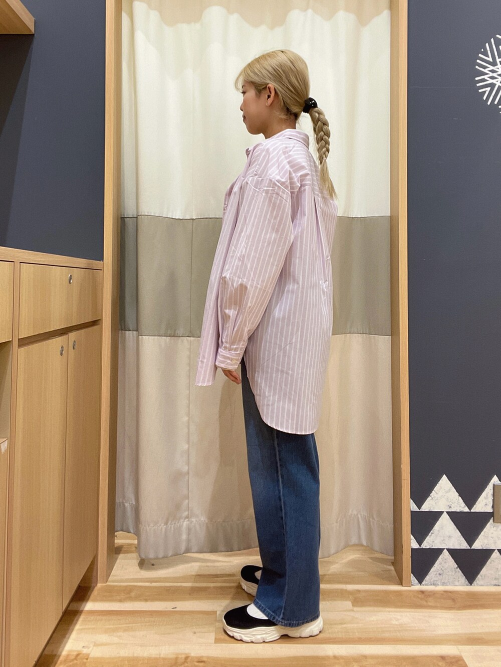 ブルー系のその他パンツ、ピンク系のシャツ/ブラウス、ホワイト系のニット/セーターを着用したレディースの春コーディネートの2枚目の写真