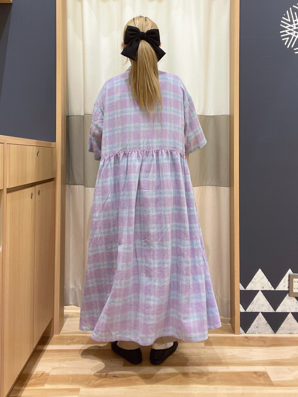 パープル系のワンピース、ベージュ系のその他パンツ、ホワイト系のTシャツ/カットソーを着用したレディースの春コーディネートの3枚目の写真