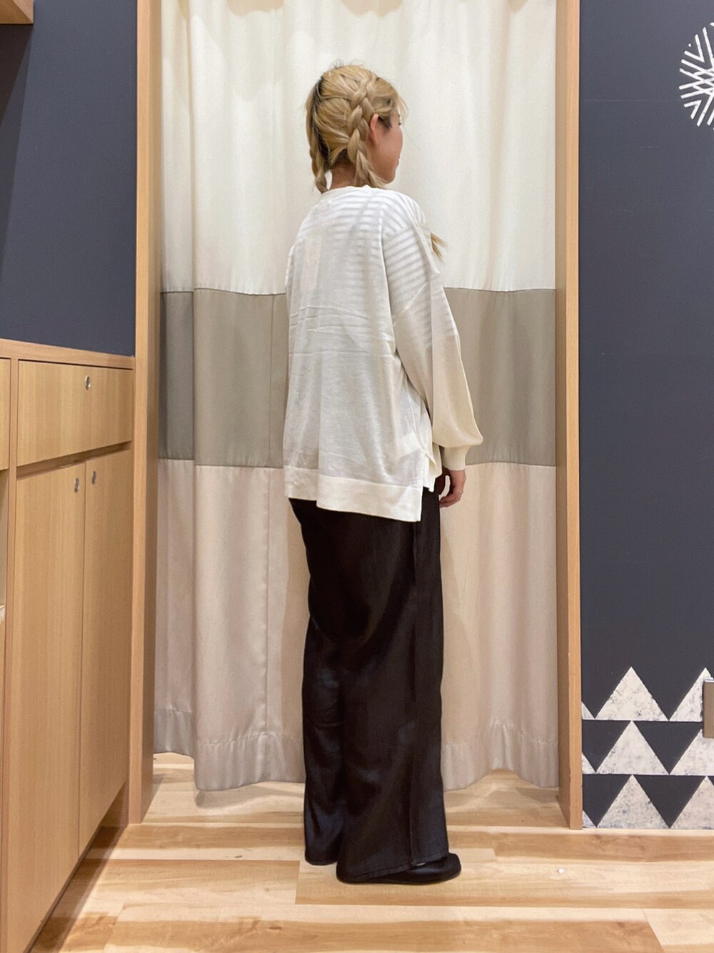 ブラック系のオールインワン・サロペットを着用したレディースの夏コーディネートの2枚目の写真