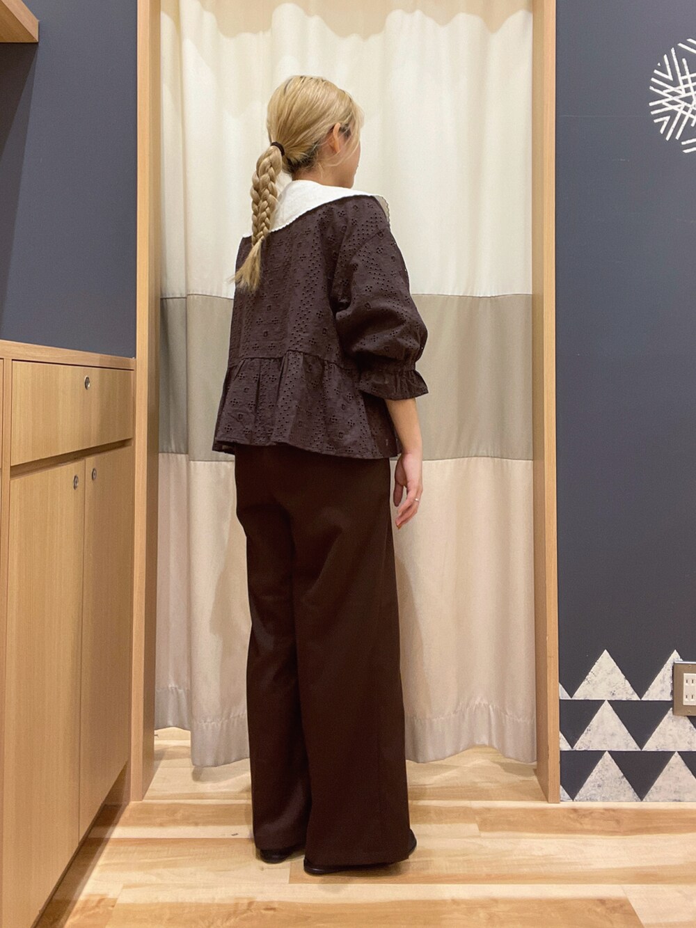 ブラウン系のスラックス、ブラウン系のノーカラージャケット、ホワイト系のシャツ/ブラウスを着用したレディースの春コーディネートの4枚目の写真