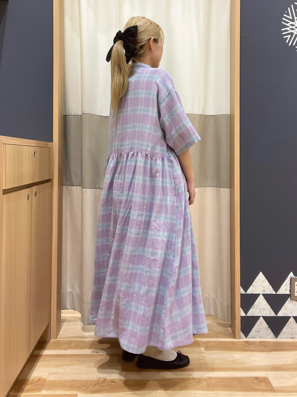 パープル系のワンピース、ベージュ系のその他パンツ、ホワイト系のTシャツ/カットソーを着用したレディースの春コーディネートの4枚目の写真