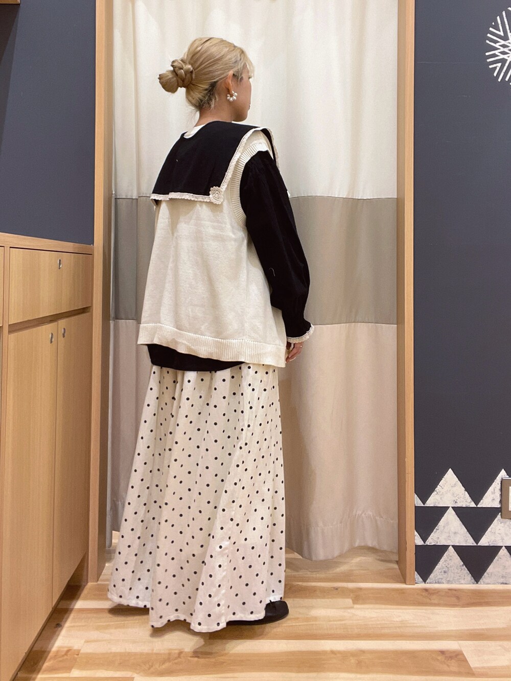 ホワイト系のその他パンツ、ブラック系のシャツ/ブラウス、ホワイト系のベストを着用したレディースの春コーディネートの4枚目の写真