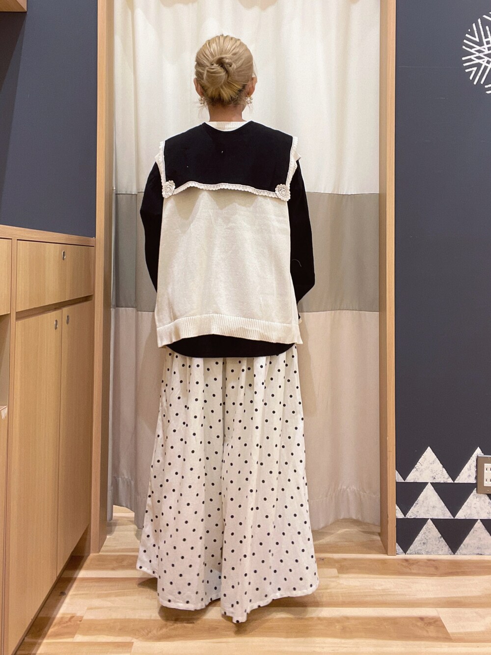 ホワイト系のその他パンツ、ブラック系のシャツ/ブラウス、ホワイト系のベストを着用したレディースの春コーディネートの3枚目の写真