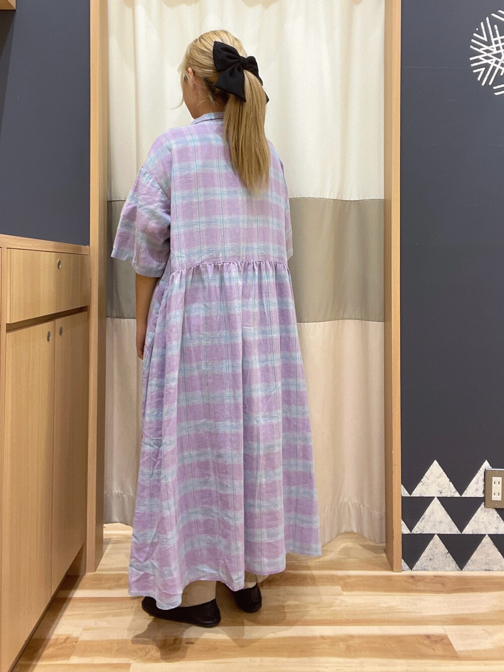 パープル系のワンピース、ベージュ系のその他パンツ、ホワイト系のTシャツ/カットソーを着用したレディースの春コーディネートの2枚目の写真