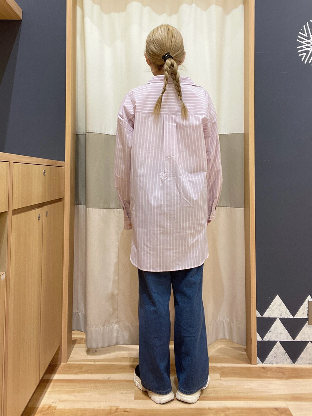 ブルー系のその他パンツ、ピンク系のシャツ/ブラウス、ホワイト系のニット/セーターを着用したレディースの春コーディネートの3枚目の写真