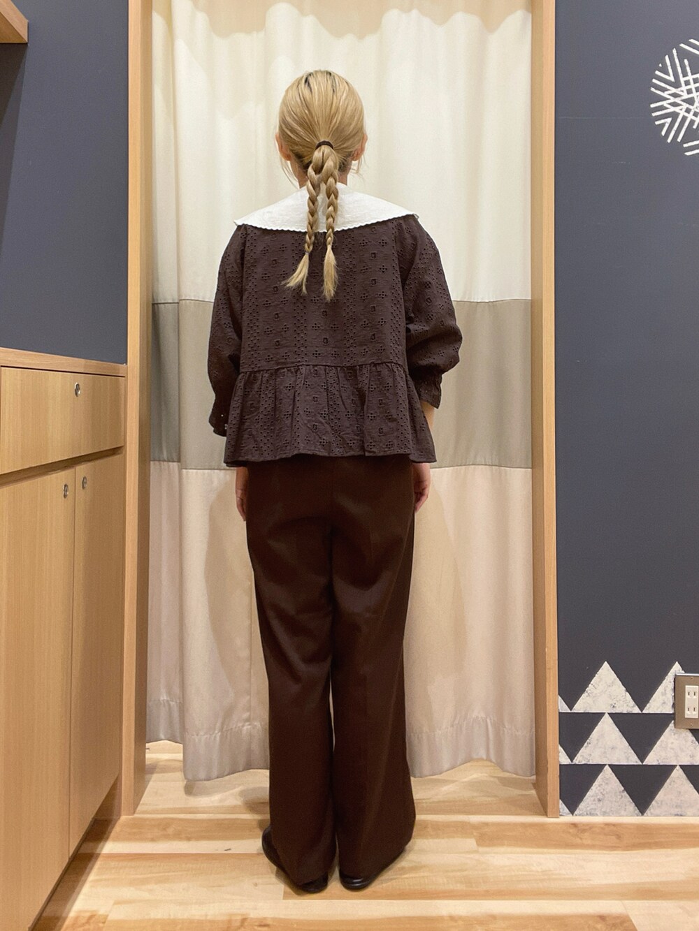 ブラウン系のスラックス、ブラウン系のノーカラージャケット、ホワイト系のシャツ/ブラウスを着用したレディースの春コーディネートの3枚目の写真