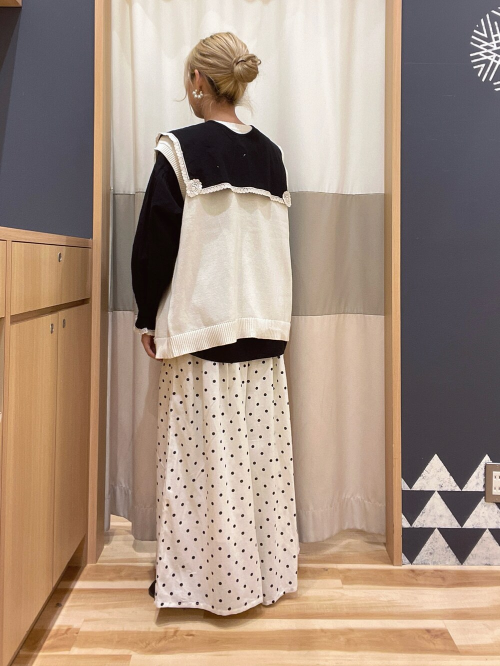 ホワイト系のその他パンツ、ブラック系のシャツ/ブラウス、ホワイト系のベストを着用したレディースの春コーディネートの2枚目の写真