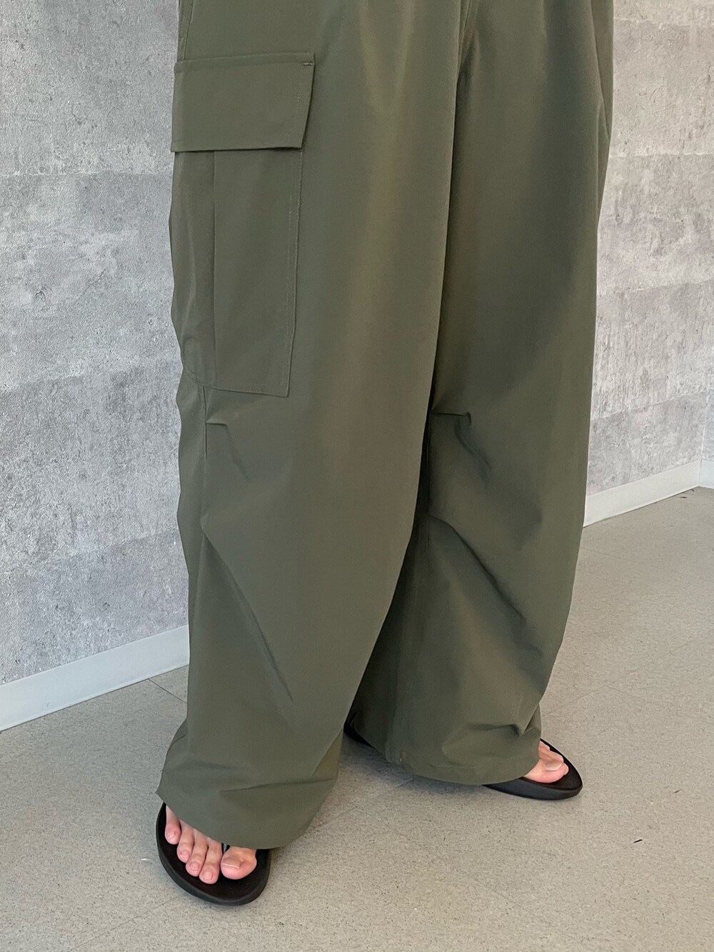 ブルー系のシャツ/ブラウス、ブラック系のタンクトップ、グリーン系のカーゴパンツを着用したメンズの夏コーディネートの3枚目の写真