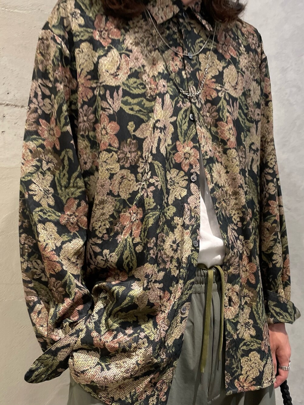 ピンク系のシャツ/ブラウス、グリーン系のカーゴパンツ、ブラック系のショルダーバッグを着用したメンズの夏コーディネートの3枚目の写真