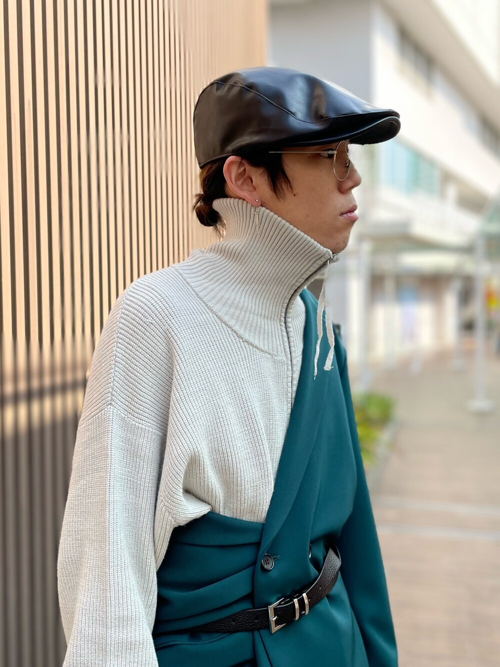 ブラック系のブーツ、ブルー系のデニムパンツ、グリーン系のテーラードジャケットを着用したメンズの秋コーディネートの3枚目の写真