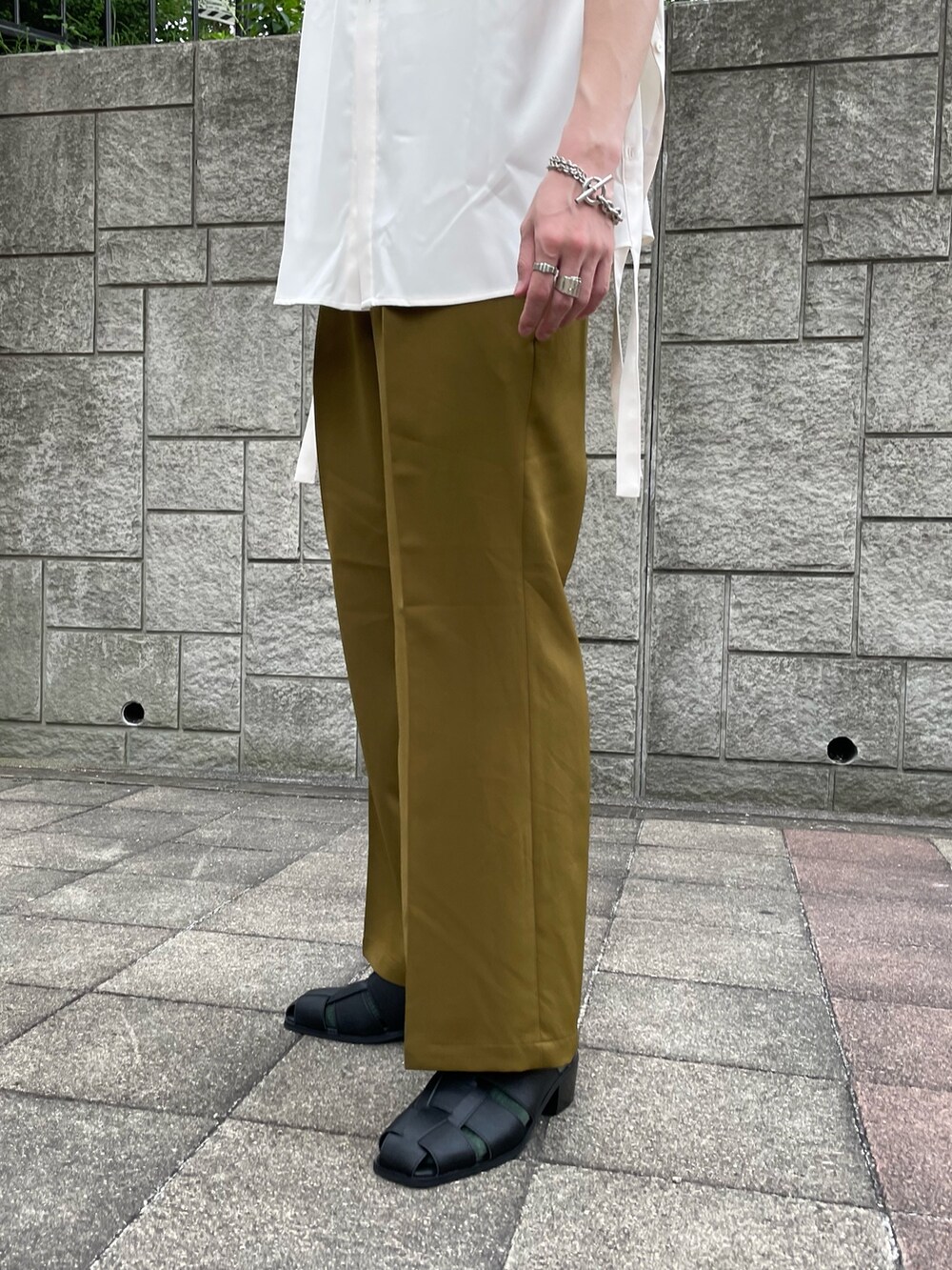 ホワイト系のシャツ/ブラウス、イエロー系のその他パンツ、ブラック系のサンダルを着用したメンズの夏コーディネートの3枚目の写真