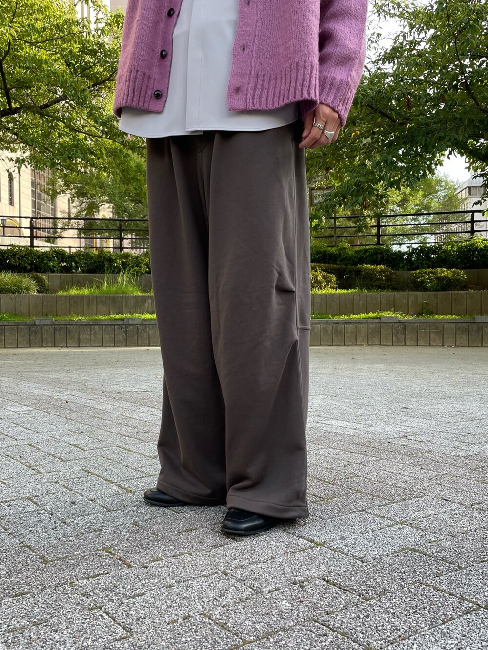 ピンク系のカーディガン/ボレロ、ベージュ系のシャツ/ブラウス、グリーン系のその他パンツを着用したメンズの秋コーディネートの3枚目の写真