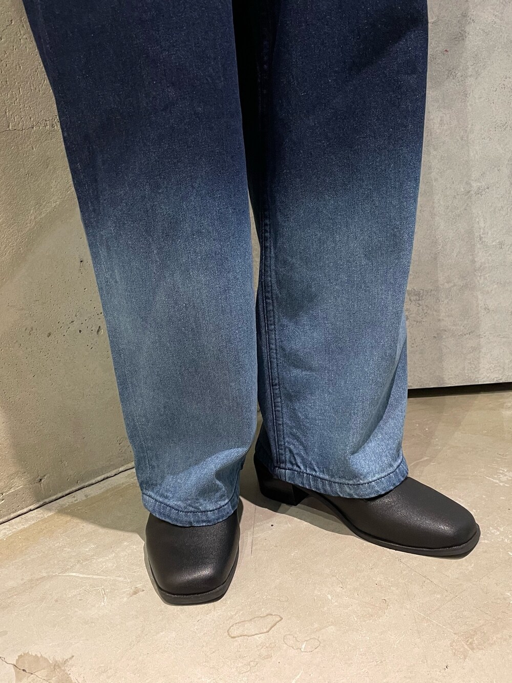 グリーン系のブルゾン、ピンク系のシャツ/ブラウス、ブルー系のデニムパンツを着用したメンズの夏コーディネートの5枚目の写真