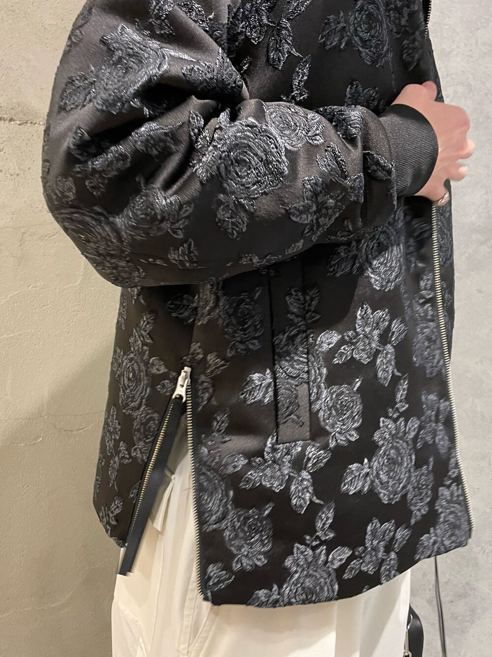 ブラック系のブルゾン、ブルー系のTシャツ/カットソー、ホワイト系のその他パンツを着用したメンズの冬コーディネートの5枚目の写真