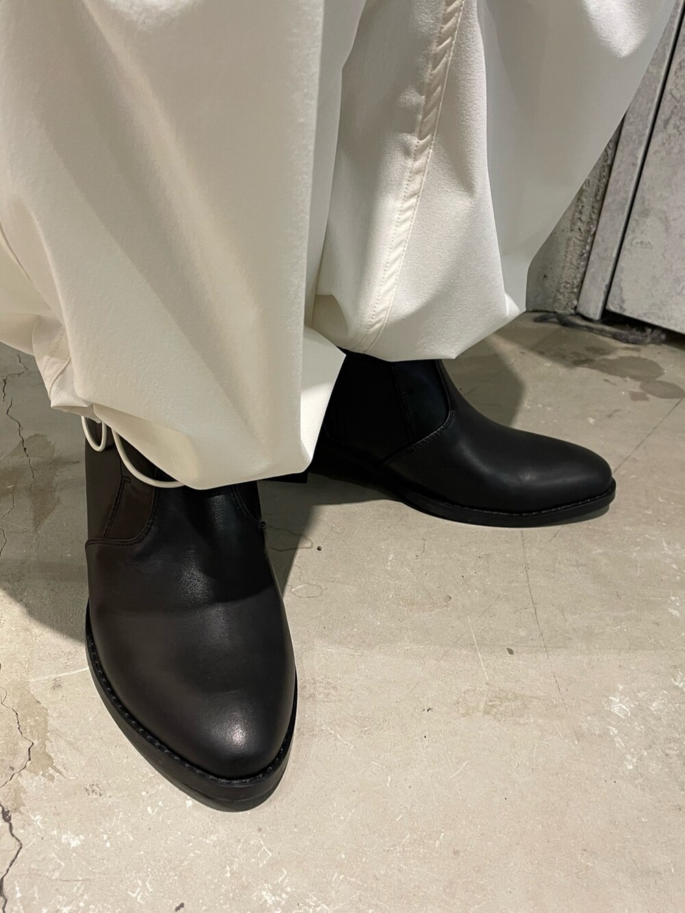 ブラック系のブルゾン、ブルー系のTシャツ/カットソー、ホワイト系のその他パンツを着用したメンズの冬コーディネートの7枚目の写真