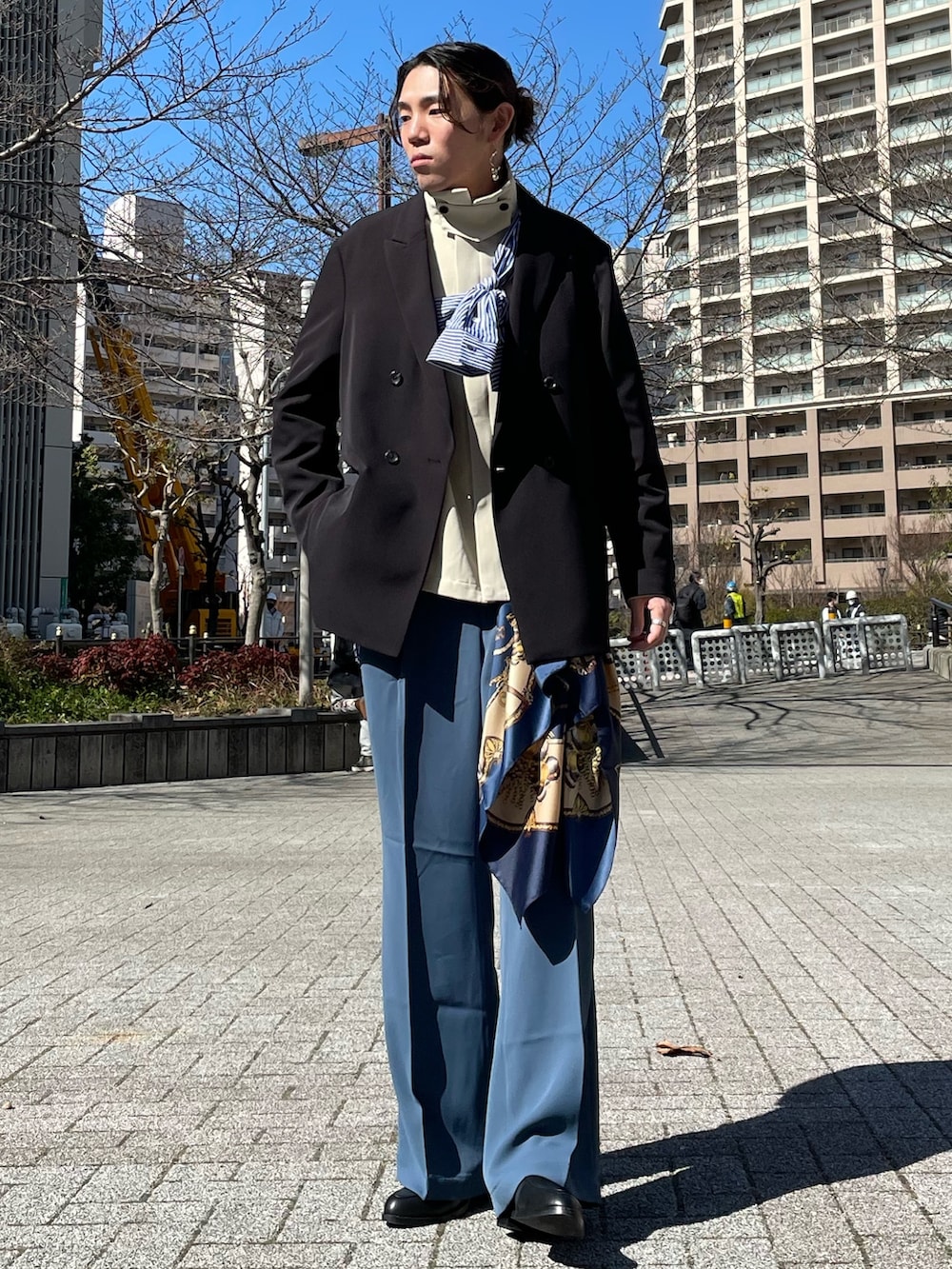 ブラック系のテーラードジャケット、ブルー系のシャツ/ブラウス、ベージュ系のブルゾンを着用したメンズの冬コーディネートの2枚目の写真