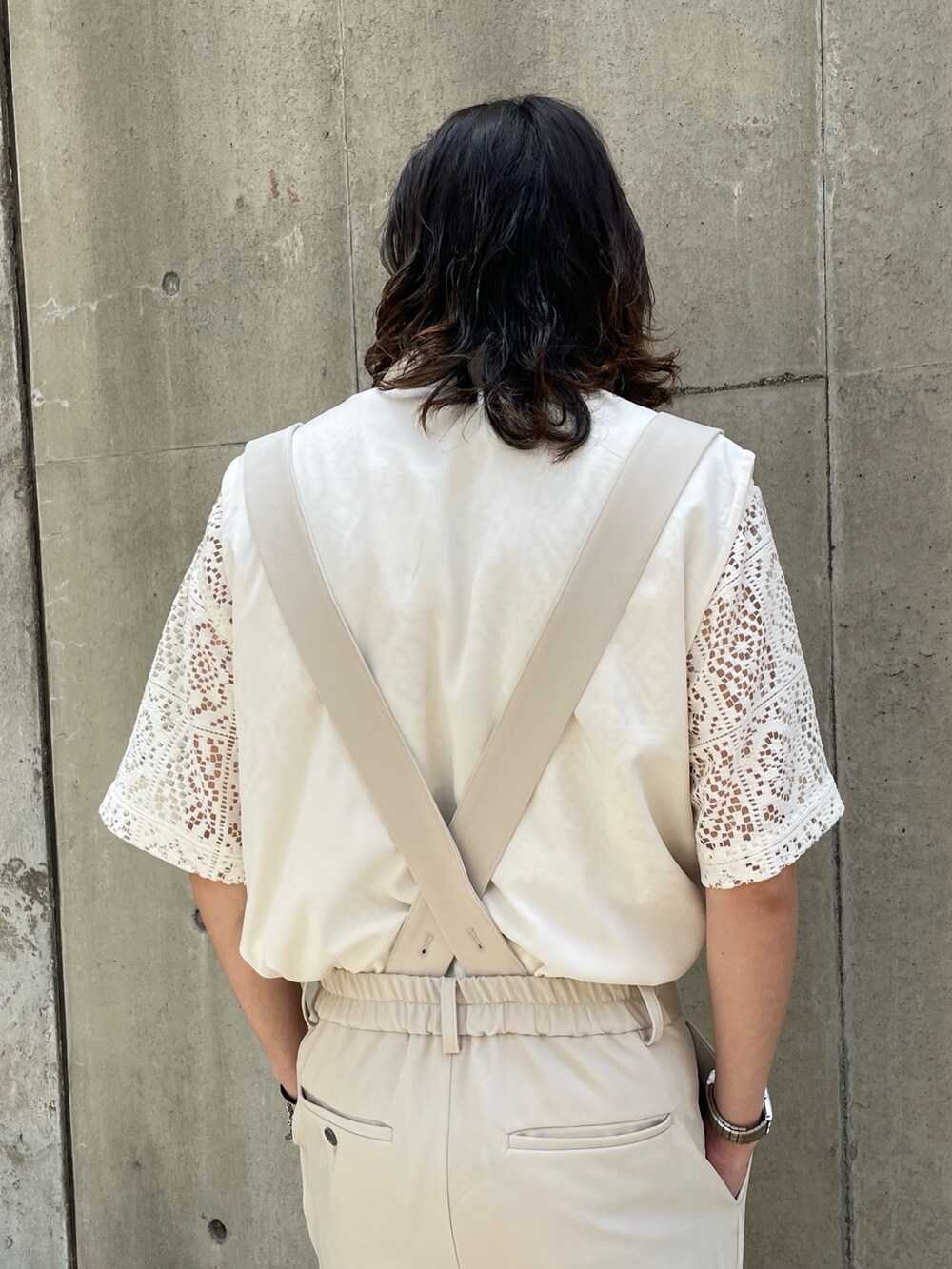 ホワイト系のシャツ/ブラウス、ホワイト系のTシャツ/カットソー、ホワイト系のその他パンツを着用したメンズの夏コーディネートの4枚目の写真