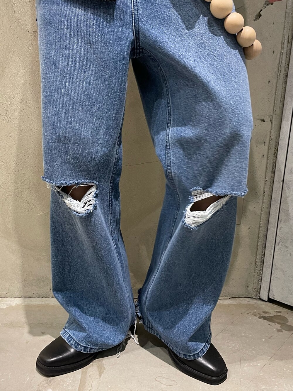 イエロー系のカーディガン/ボレロ、ホワイト系のシャツ/ブラウス、ブルー系のデニムパンツを着用したメンズの秋コーディネートの3枚目の写真