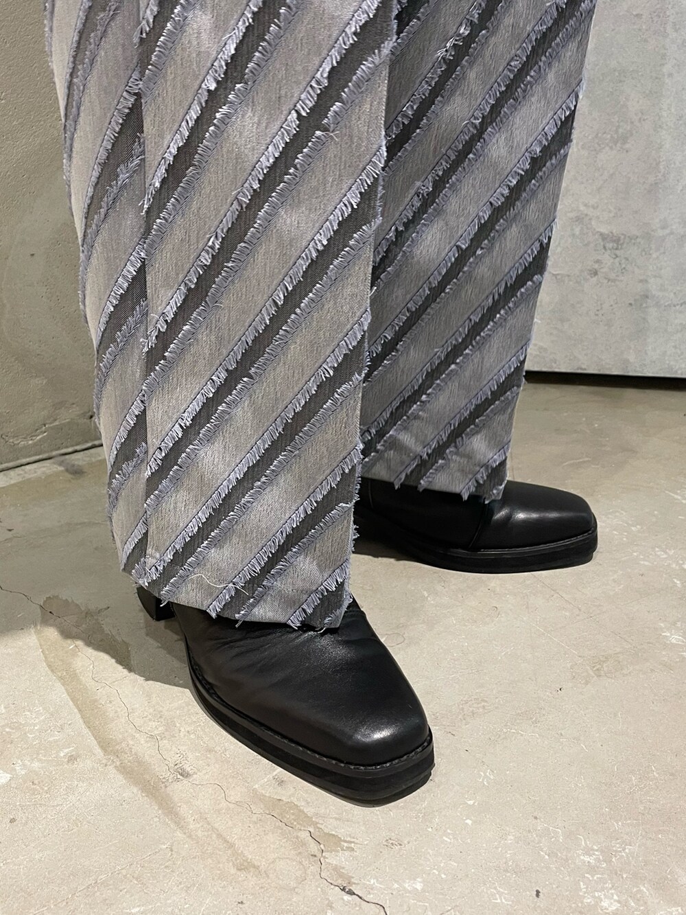 ブルー系のシャツ/ブラウス、ブルー系のブルゾン、グレー系のその他パンツを着用したメンズの秋コーディネートの4枚目の写真